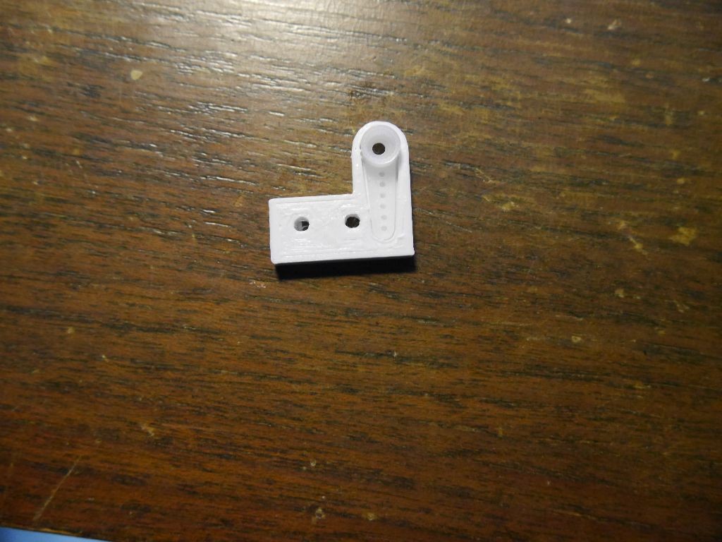 The servo horn fits neatly into the bracket